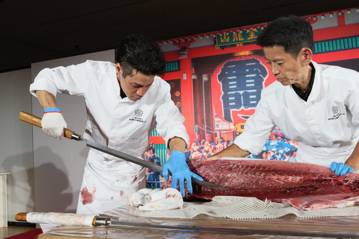 わざねこ、大興奮!マグロ解体ショー〜調理の匠ステージ