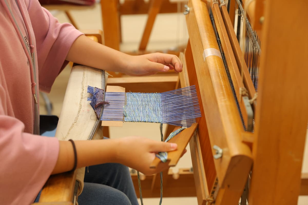 絹糸が織りなす、彩りの美しさ〜多摩織