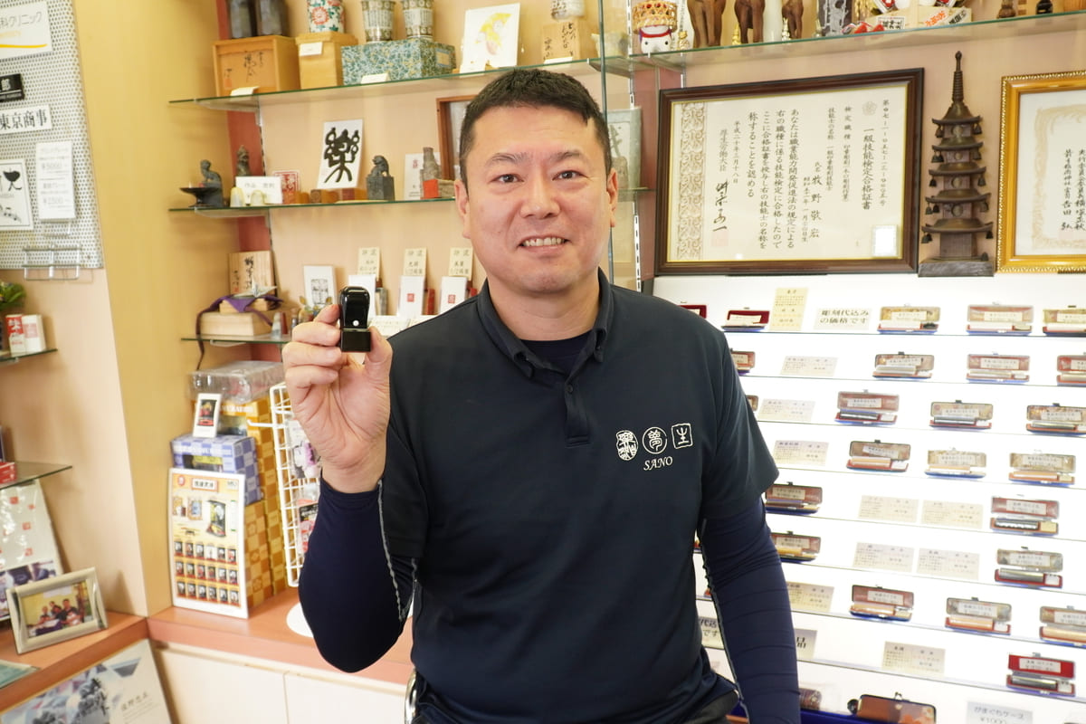 十数ミリの平面世界に、個性を彫り込む catch