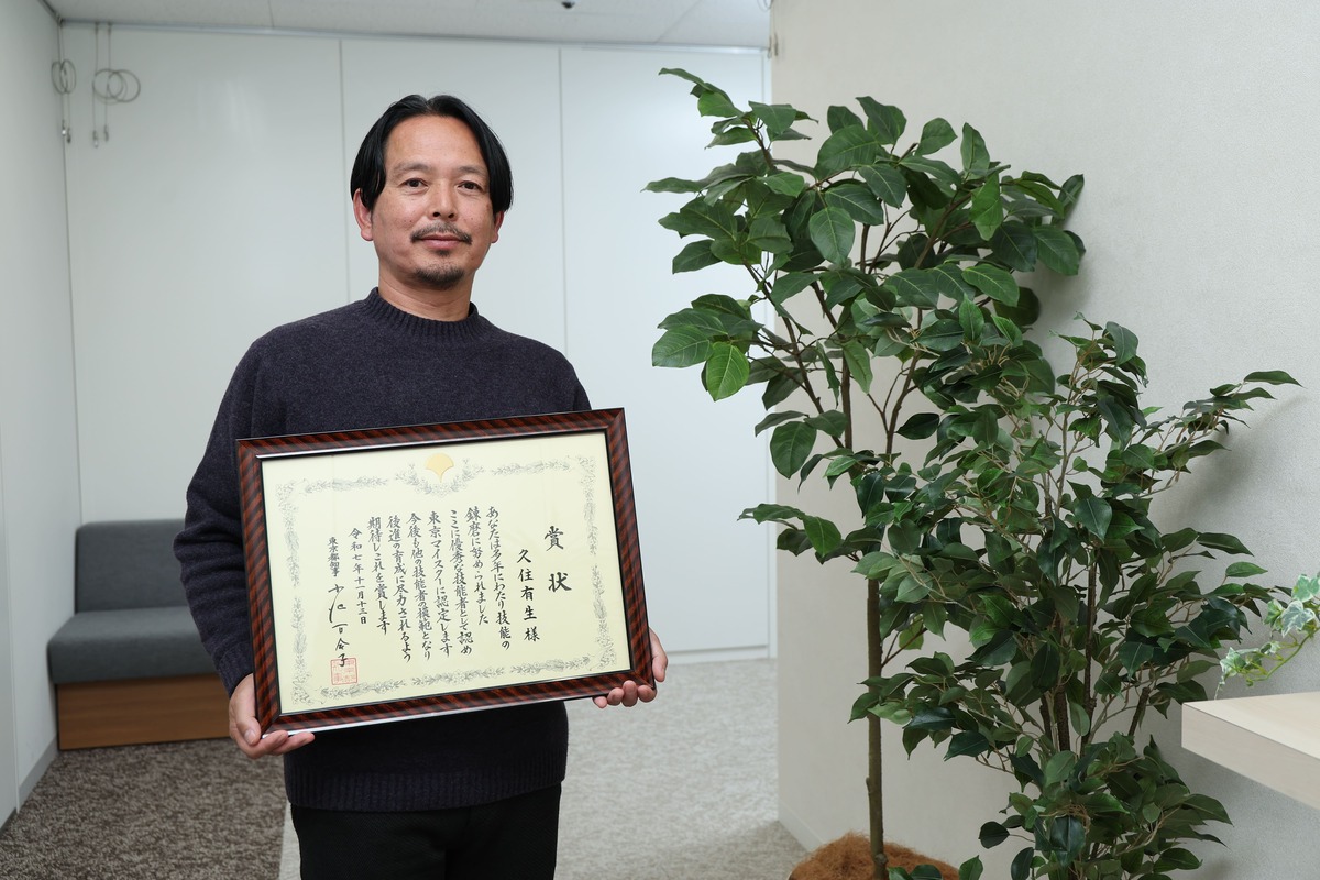 自然を感覚で捉え、柔軟に自在に、その美を壁に描く